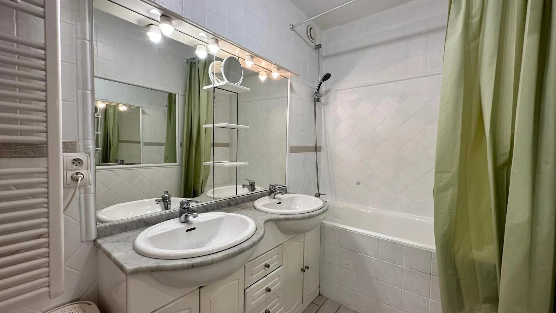Apartment Hyetai Appartement Pour 4 Personnes Face Au Port A Hyeres France